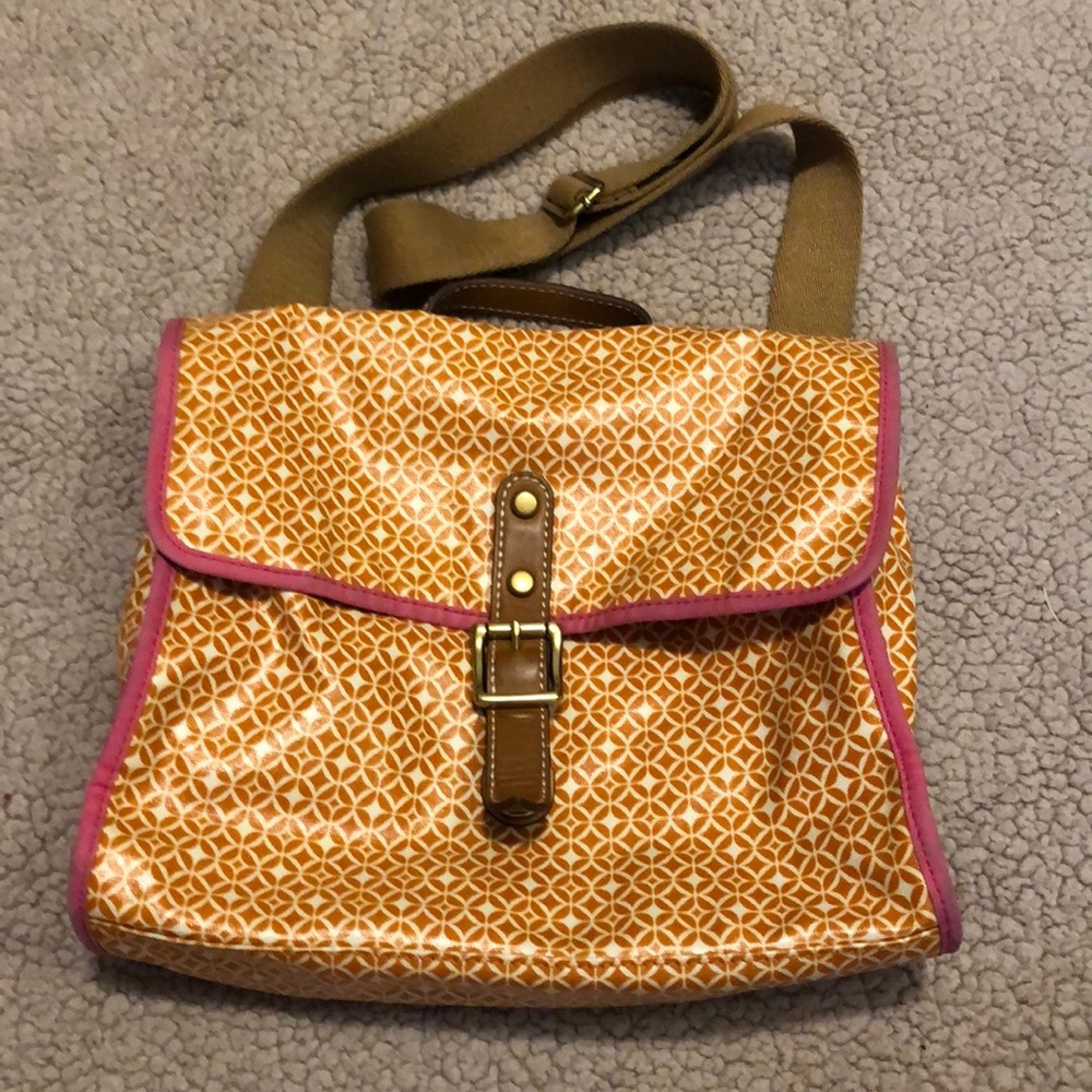 Adorable lightweight butterscotch Fossil crossbody